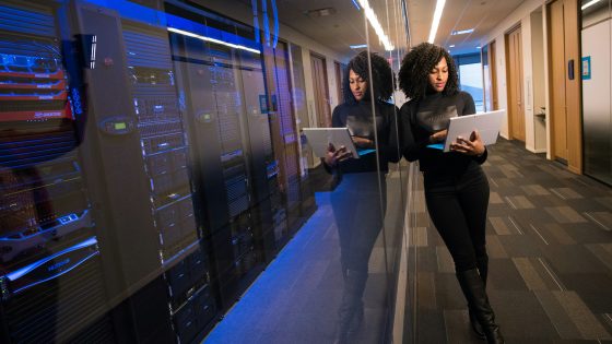 Der Einsatz von künstlicher Intelligenz, Robotern und Aktivitätsmessgeräten am Arbeitsplatz wirkt sich negativ auf die Lebensqualität aus