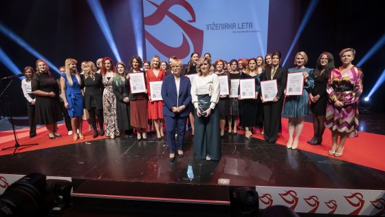 50 femmes ingénieurs avec la présidente du pays Nataša Pirc Musar sur la scène de la salle Linhart de Cankarjev dom (annonce de la femme ingénieure de l'année 2022) (Photo : Andrej Križ)