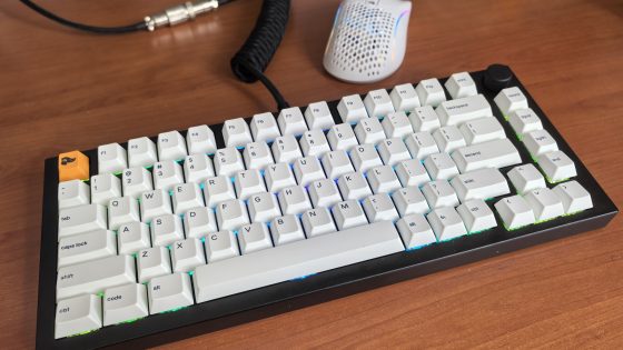 Glorious 寄给我们一款他们自己动手做的机械键盘 GMMK Pro，供我们测试。你可以自己组装，但我们收到的是预装好的。