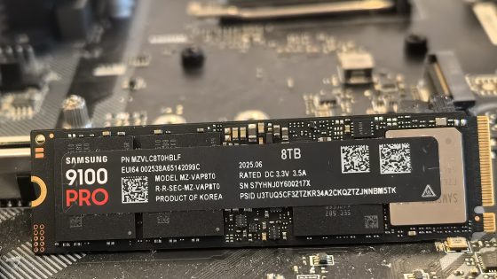 El Samsung 9100 Pro de 8 TB es un SSD M.2 NVMe de doble cara. La foto muestra la parte frontal de la unidad con el controlador "Presto" de Samsung, memoria DRAM y chips NAND de doble matriz.
