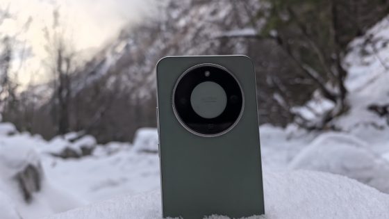 你可以把它埋在雪里,浸泡在热水里,用沙子盖住……这就是荣耀Magic8 Lite宣称的耐用性。但它在其他方面表现如何呢?